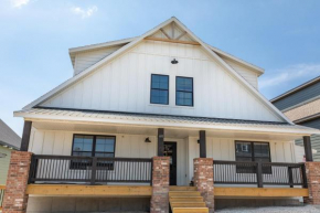 Pristine 10 Bedroom Cabin Nestled On Table Rock Lake!